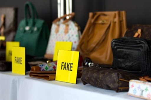 Cagliari, lotta alla contraffazione: sequestrati profumi, vestiario e materiale elettrico