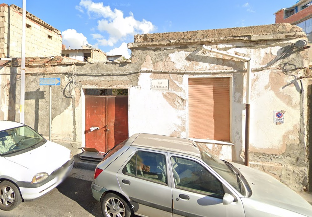 Quartu, 15 proprietari per una casa che cade a pezzi: “Fate i lavori entro un mese o scatta la multa”