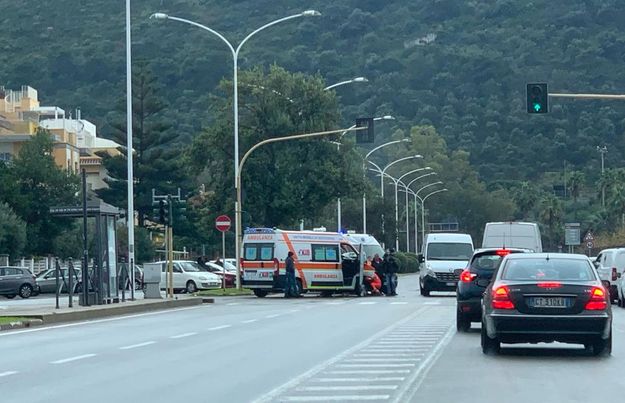 Cagliari, scontro in viale Poetto tra una Panda e un’ambulanza del 118: l’auto si schianta sul guard rail