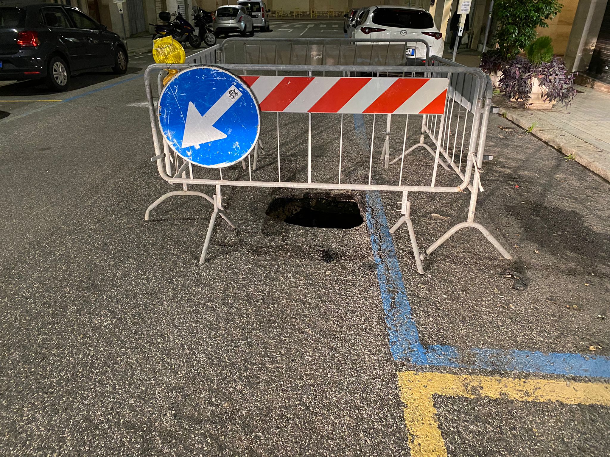 Cagliari, crolla il manto stradale: via Satta chiusa al traffico per ore