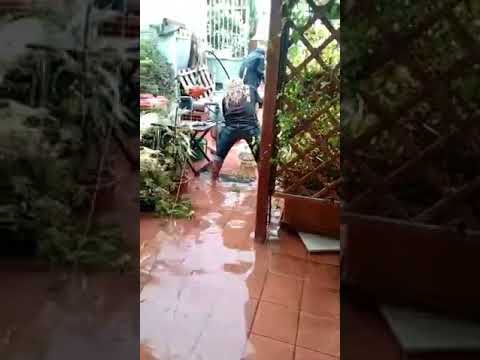 Villaggio Pescatori, famiglia intrappolata dal nubifragio salva per miracolo la casa: “Siamo abbandonati da tutti” (VIDEO)
