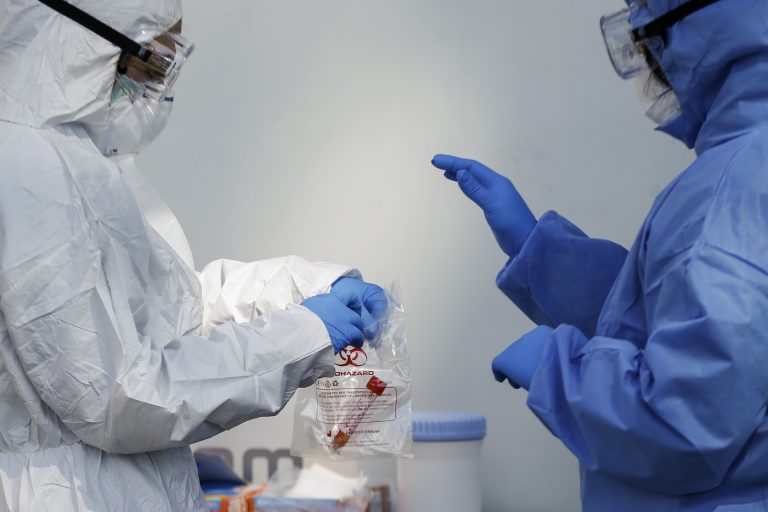 La variante Sudafricana del Covid terrorizza il mondo: ha 32 mutazioni e può sfuggire ai vaccini. Voli chiusi e borse a picco