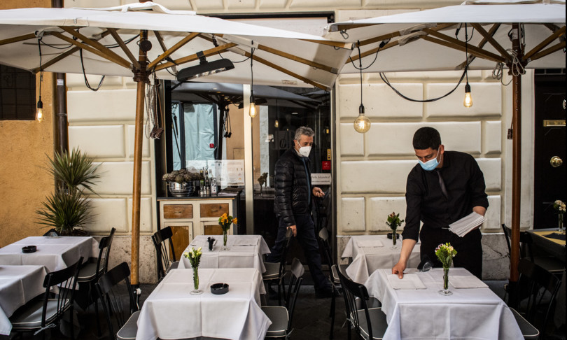 Covid, con l’impennata dei contagi fioccano le disdette per il cenone di Capodanno