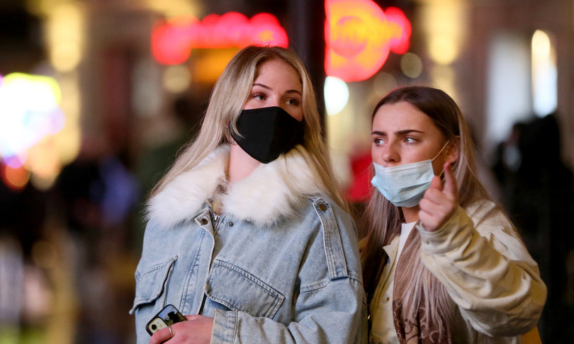 Nuove misure per arginare Omicron: quarantena e isolamento non servono per asintomatici con booster