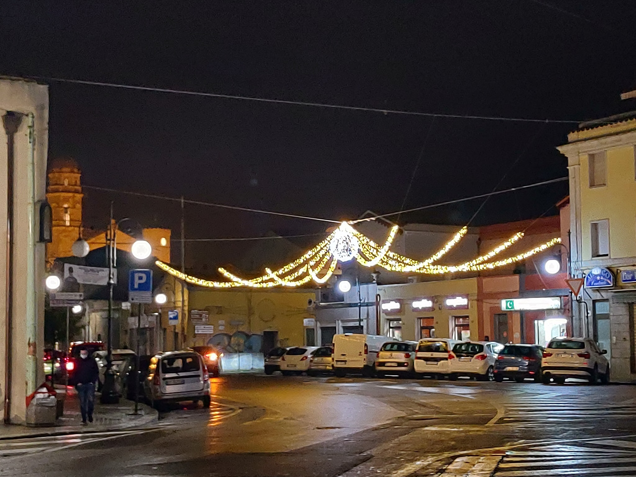 A Quartu si accende il Natale 2021: maxi albero davanti al Comune, mostre e spettacoli