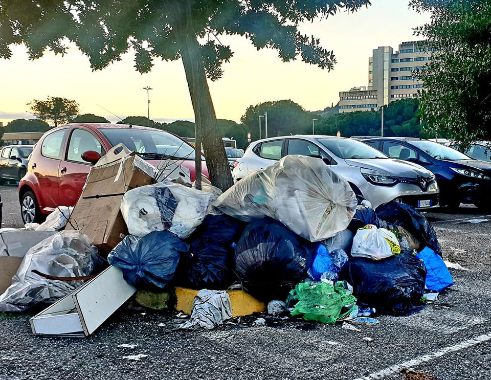 Auto saccheggiate e spazzatura, è sempre più caos nel parcheggio esterno del Brotzu