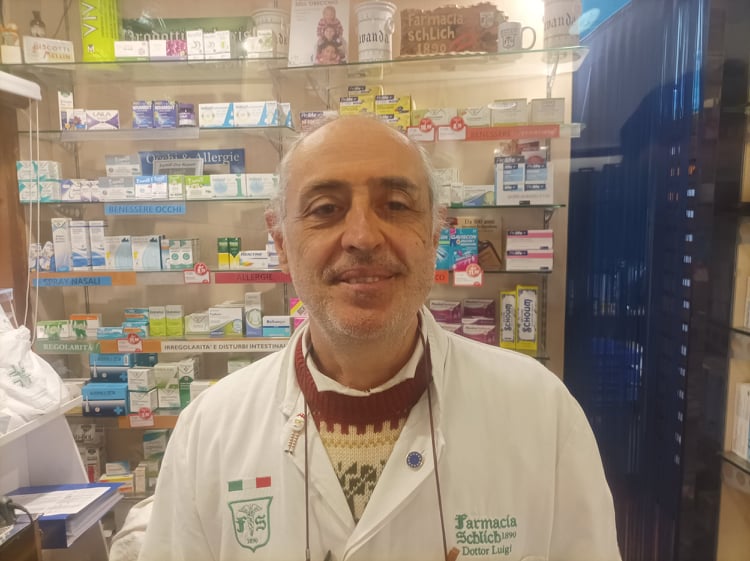 “Tamponi esauriti soprattutto dai vaccinati ogni giorno in farmacia a Cagliari, i non vaccinati? Si arrangino”