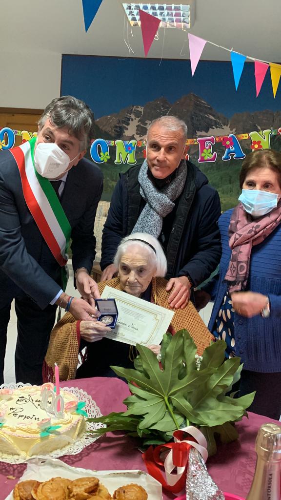 Giuseppa Manca compie 100 anni, gli auguri del Comune alla nonnina di Cagliari