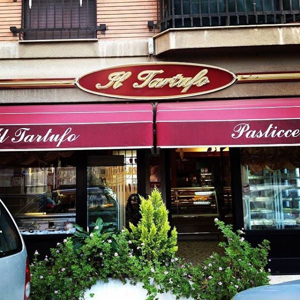 Cagliari, barista chiede il green pass: la cliente le scaglia il cappuccino addosso