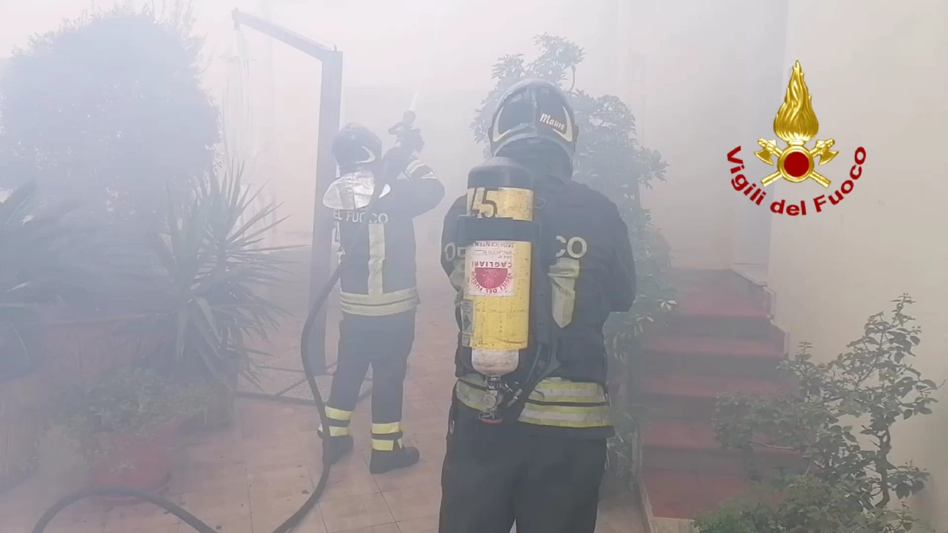 Fiamme in un appartamento a Capoterra, paura per alcune bombole di gpl: morto un cagnolino