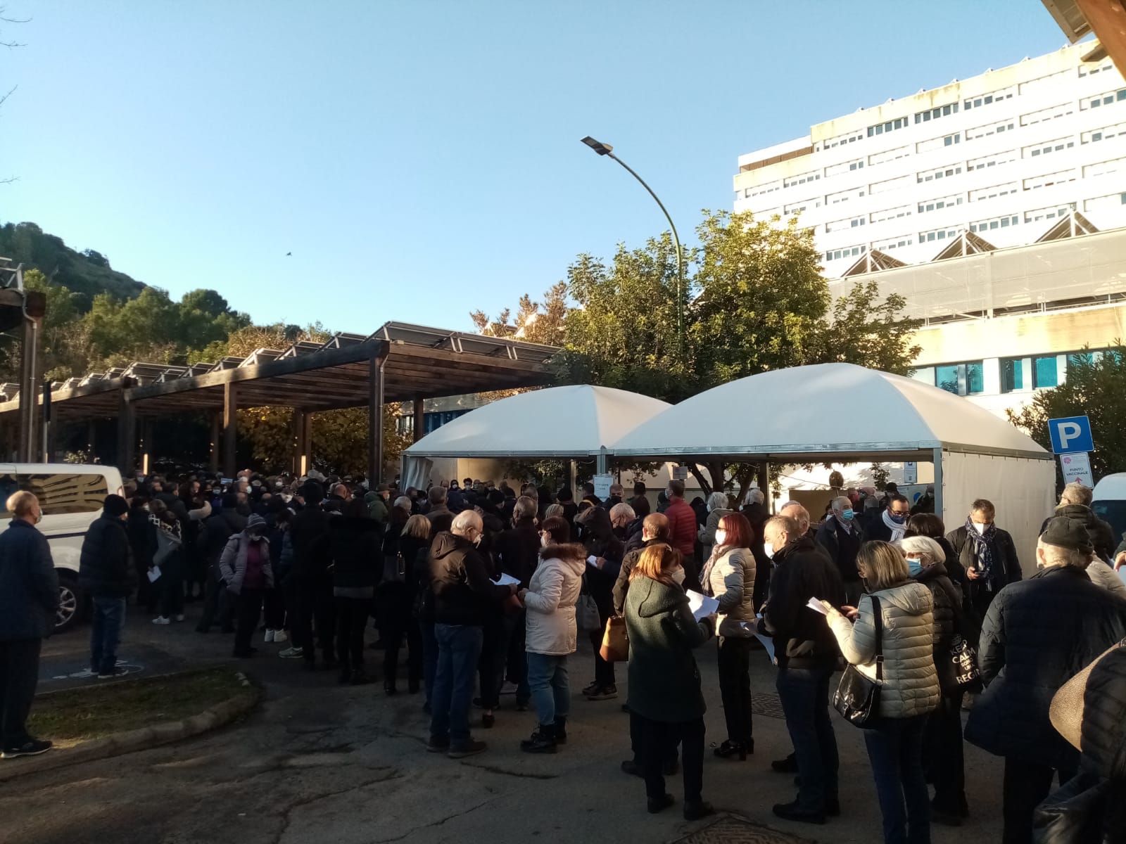 Cagliari, polemiche ma lunghe file nell’open day al Brotzu: 1163 vaccinati in 3 ore