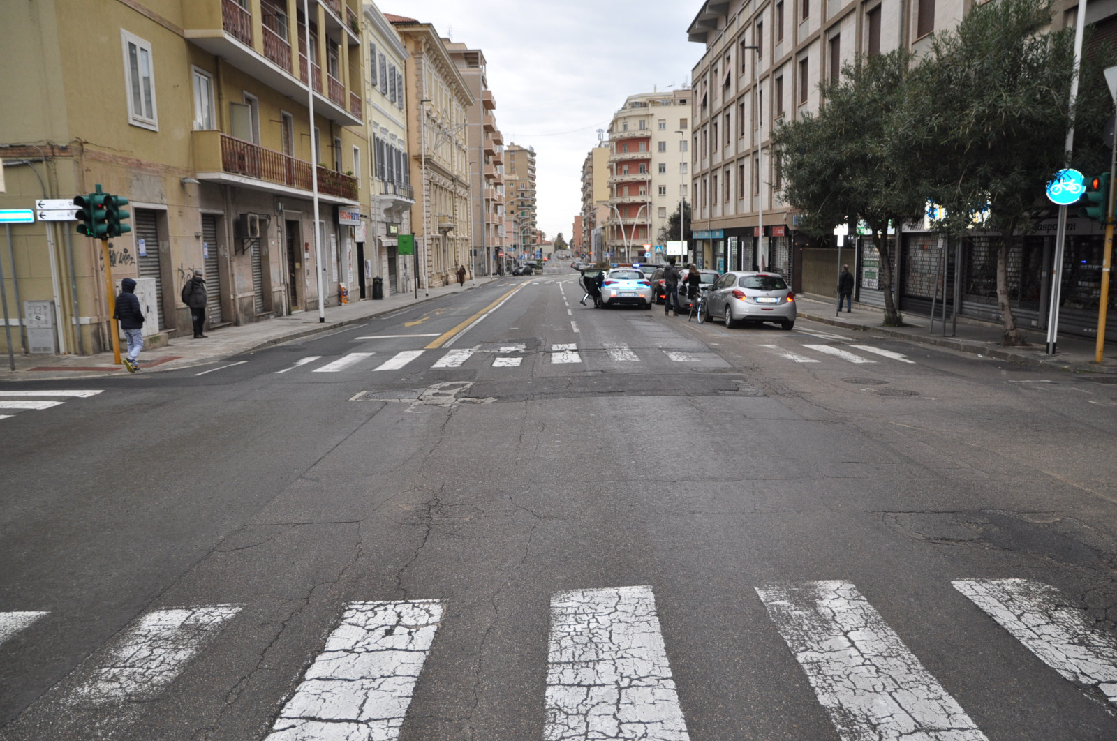 Cagliari, passa su una buca e cade violentemente a terra: ciclista in codice rosso
