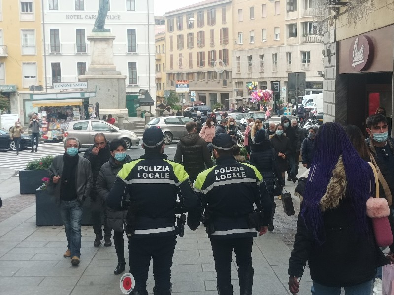 Cagliari, 8 dicembre tra mascherine e passeggiate: controlli e pochi acquisiti tra le vie del centro e i mercatini (VIDEO)