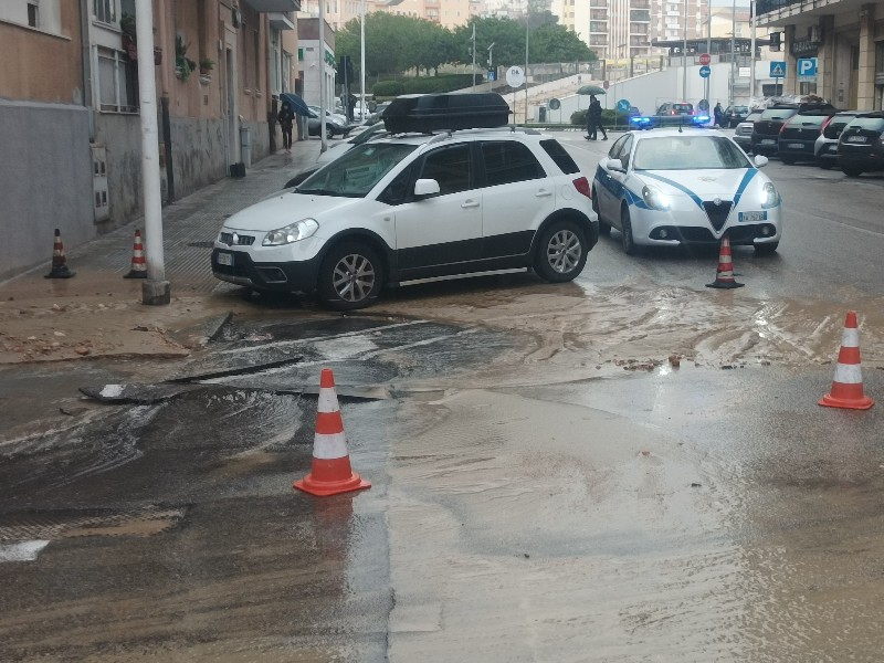 Tubo ko e asfalto a pezzi a Cagliari, fiume d’acqua a San Benedetto e tanti rubinetti a secco