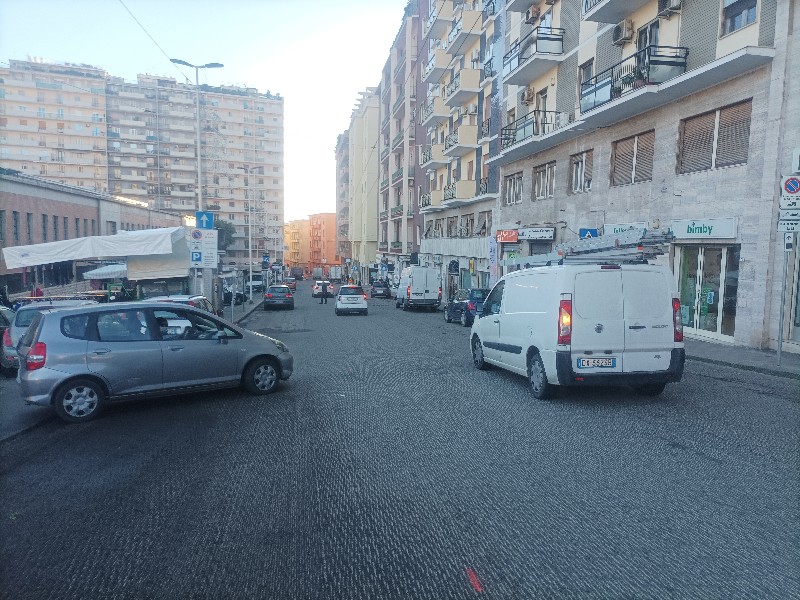 Caos lavori a Cagliari: cantiere infinito a San Benedetto, addio a 15 parcheggi in via Donizetti