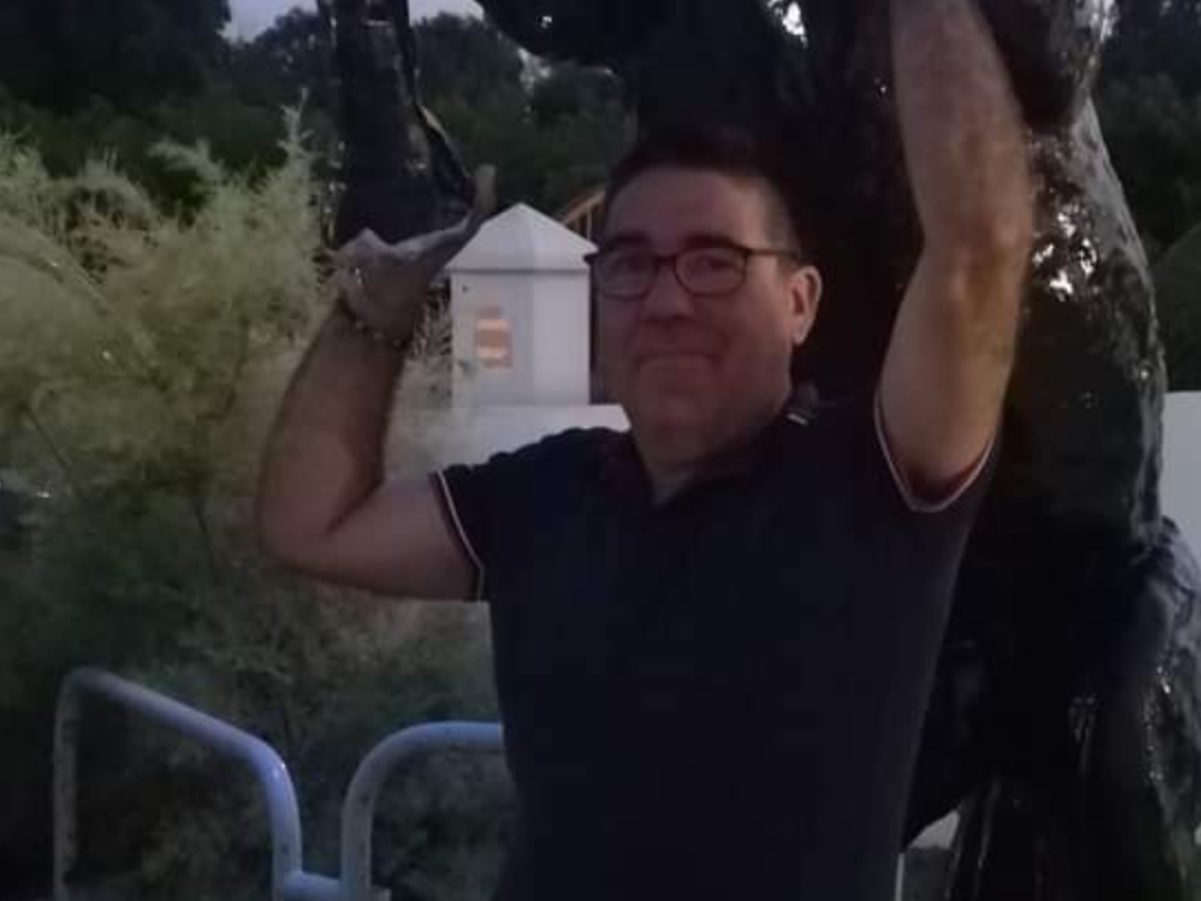 Intrappolato e ferito sotto l’escavatore per ore, muore al Brotzu: addio all’imprenditore Adriano Balloi