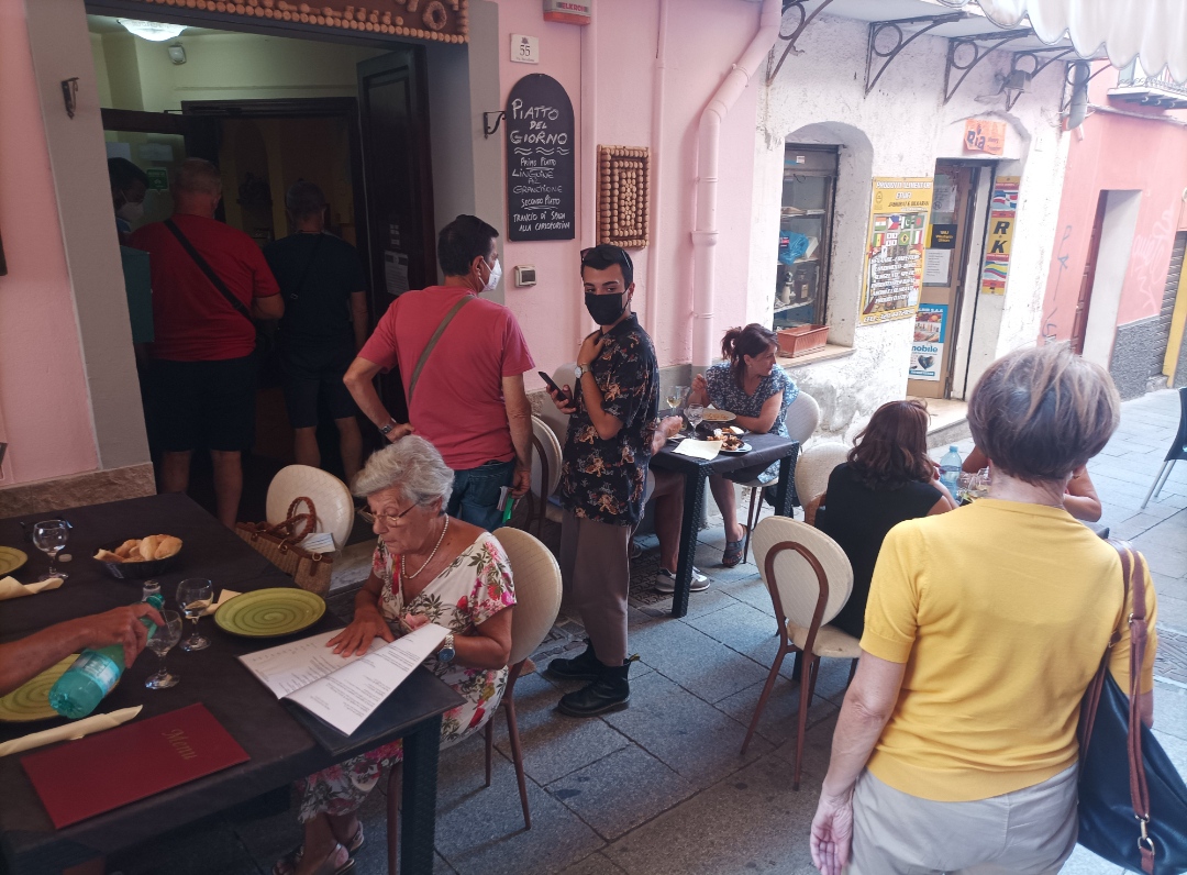 Ristoranti all’aperto solo per vaccinati anche a Cagliari, il tampone negativo per mangiare non basta più