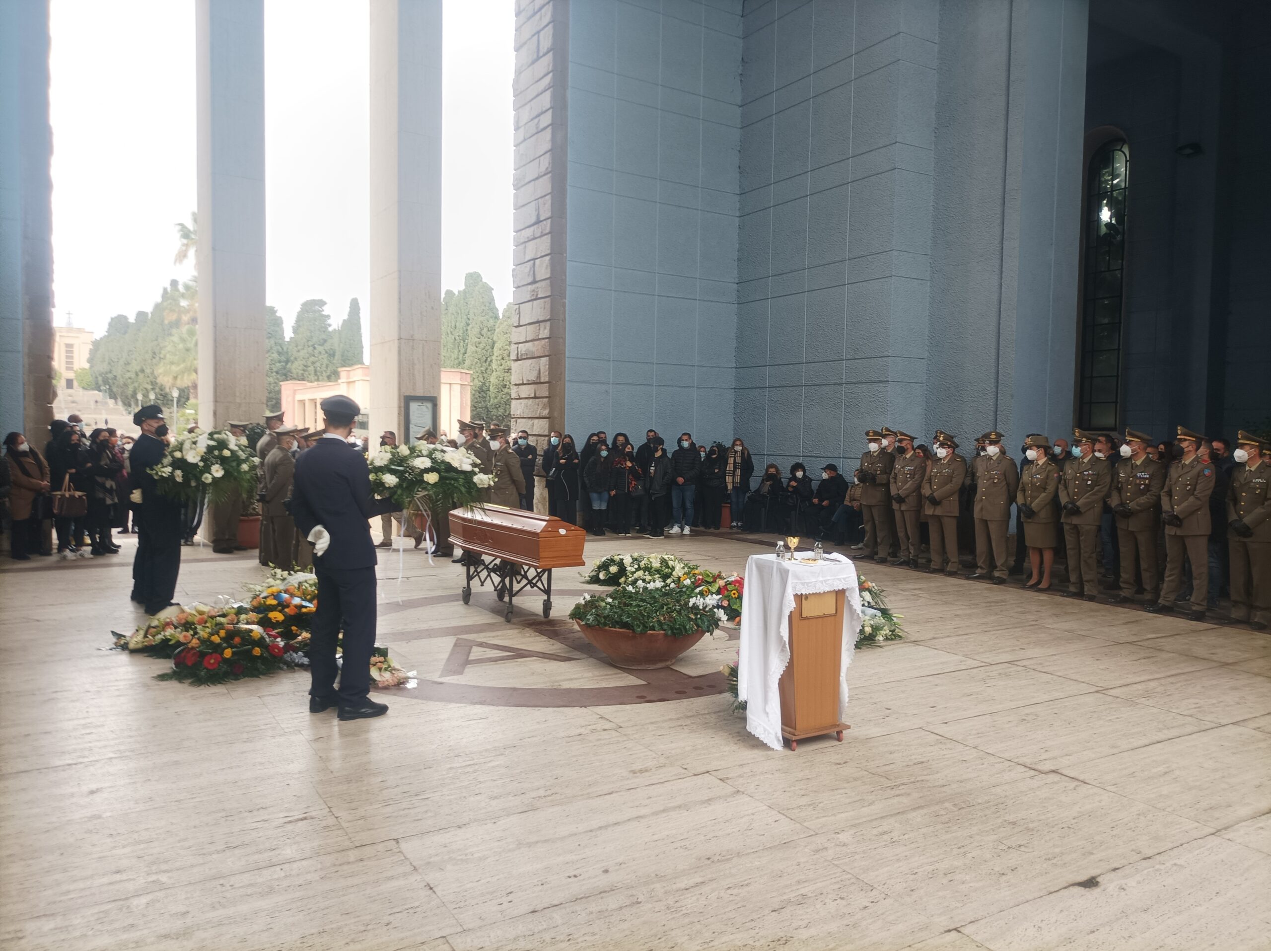 Fiori, tricolore e lacrime, l’addio commosso di Cagliari a Fabio Argiolas: “Onore a te, lasci un vuoto immenso”