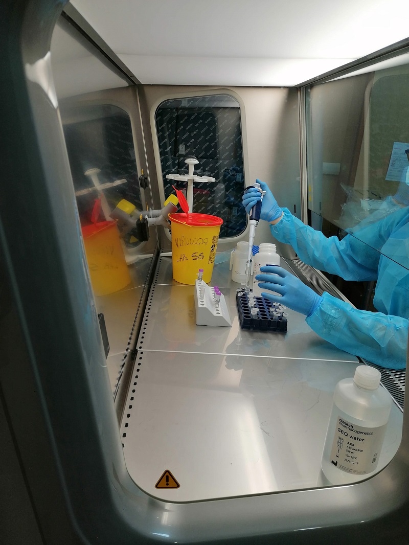 Sono 7 i casi sospetti di Omicron in Sardegna, e l’Aou lancia l’allarme ospedali: “Prepariamo nuovi posti letto”