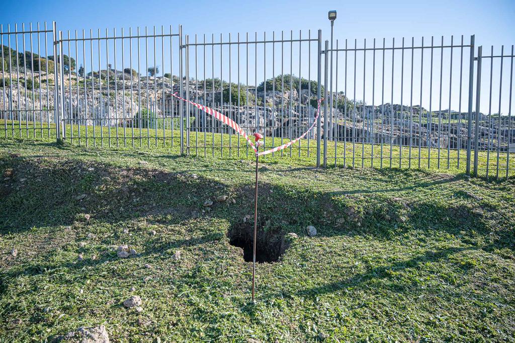 Cagliari, scoperte senza fine a Tuvixeddu: nel parco cede il terreno e salta fuori una misteriosa grotta