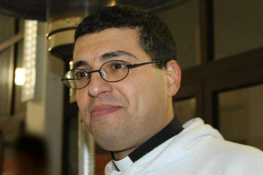 Don Alberto Pistolesi morto sul lungomare di Quartu: “L’auto si è schiantata a forte velocità contro il palo”