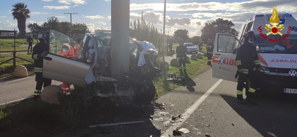 Con la Multipla contro il palo di un cartellone sul lungomare di Quartu, incidente mortale choc all’ora di punta