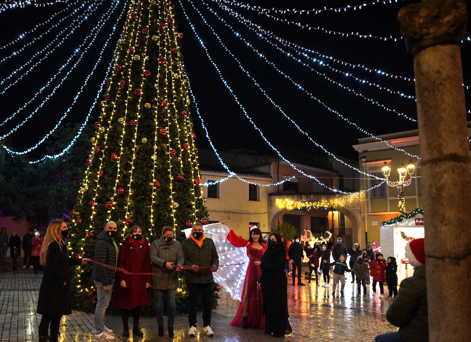 Il Natale di Dickens fa il pienone a Villamassargia: centinaia in piazza per l’accensione dell’albero
