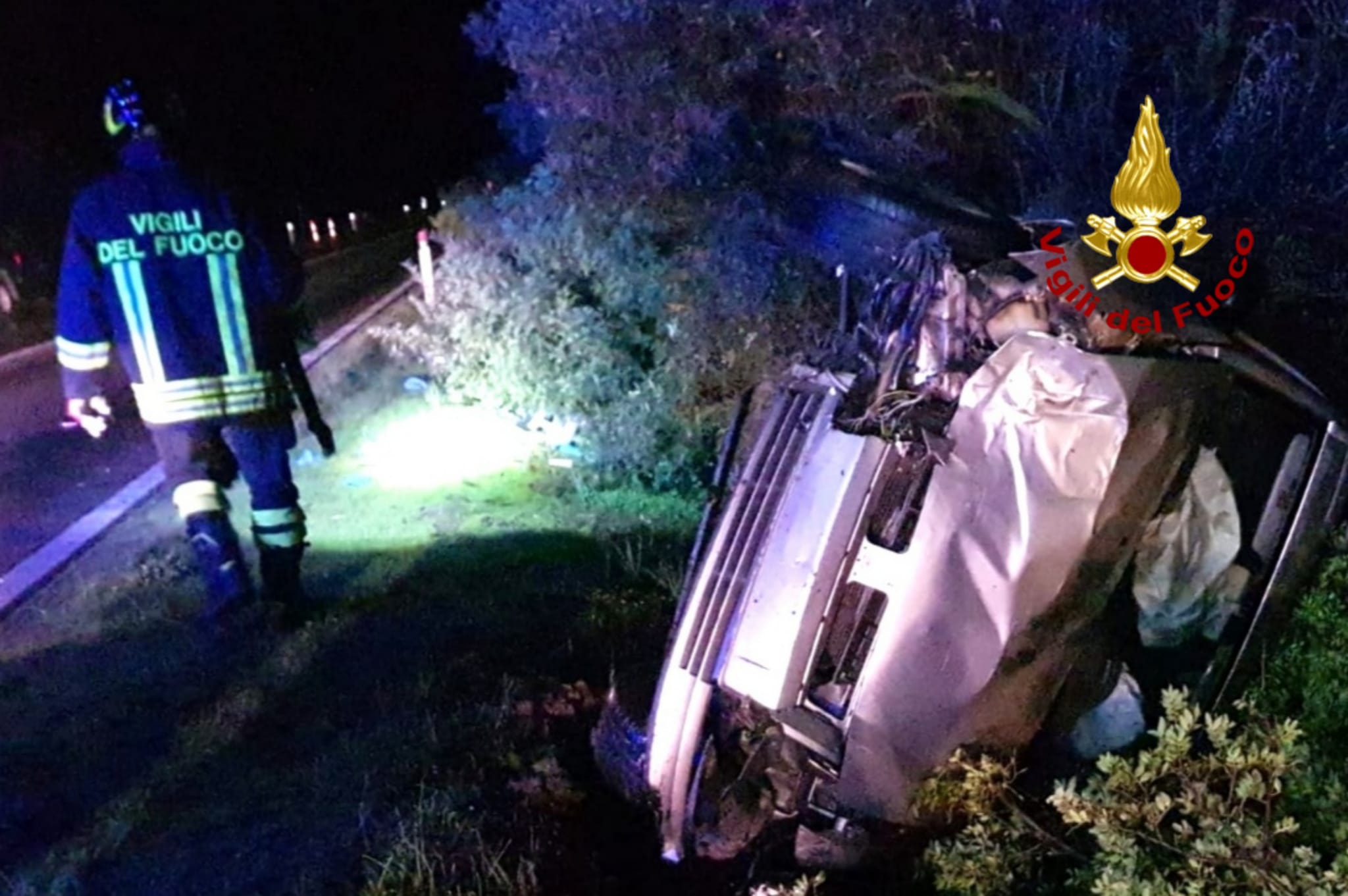 Pauroso incidente a Ussana, auto sbatte contro un palo e si ribalta: guidatore vivo per miracolo