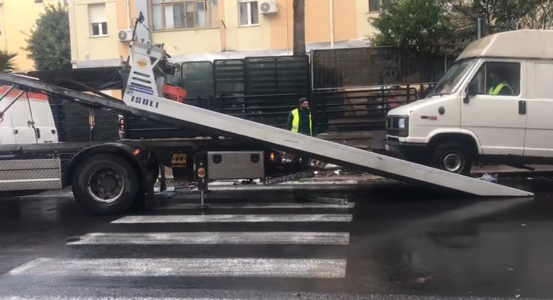 Cagliari, via le carcasse d’auto da via Bosco Cappuccio: “Erano piene di spazzatura e ratti”