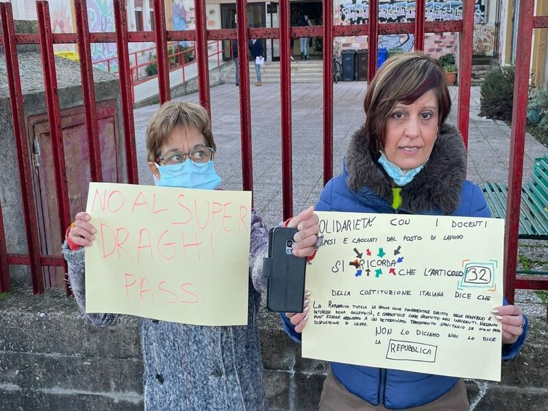 Prof contro l’obbligo vaccinale a Cagliari, protesta al Pertini: “No al super pass di Draghi”