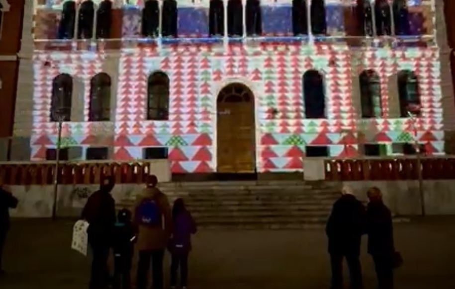 Cagliari, musica e show di luci in piazza Garibaldi: la magia del videomapping sulla scuola Riva