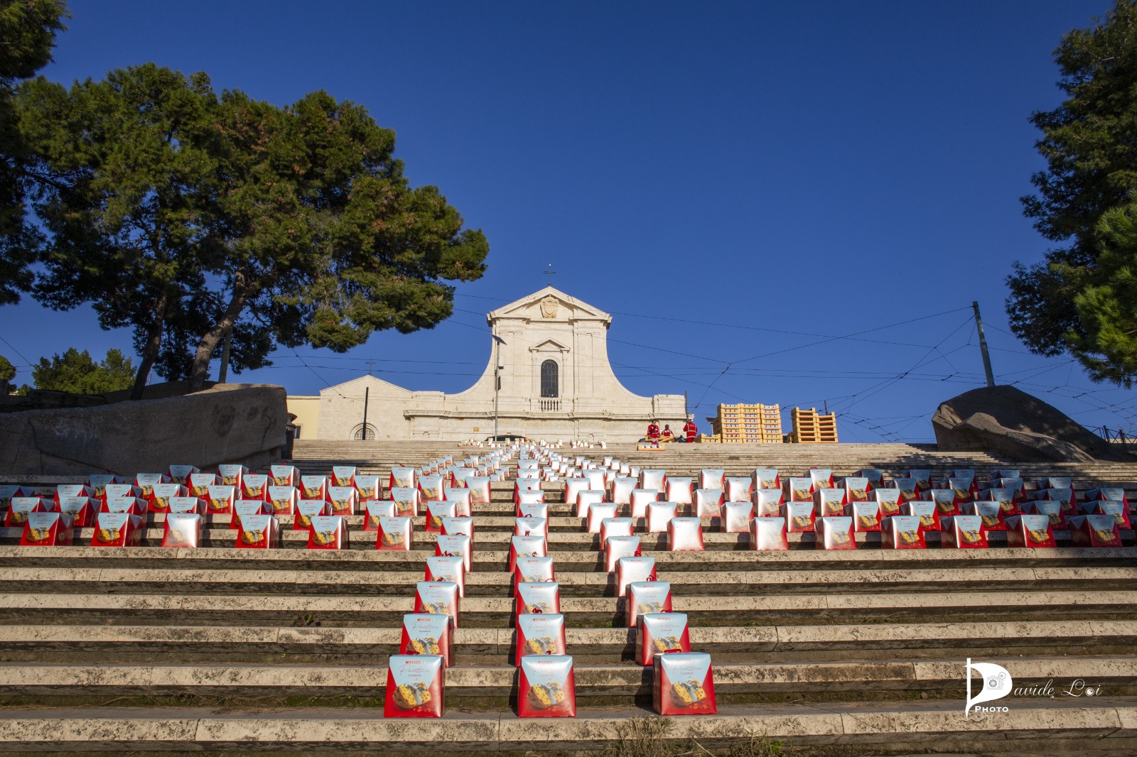 Cagliari, la magia dei doni per il “Miracolo di Natale”: tanti panettoni e pandori già sulla scalinata di Bonaria