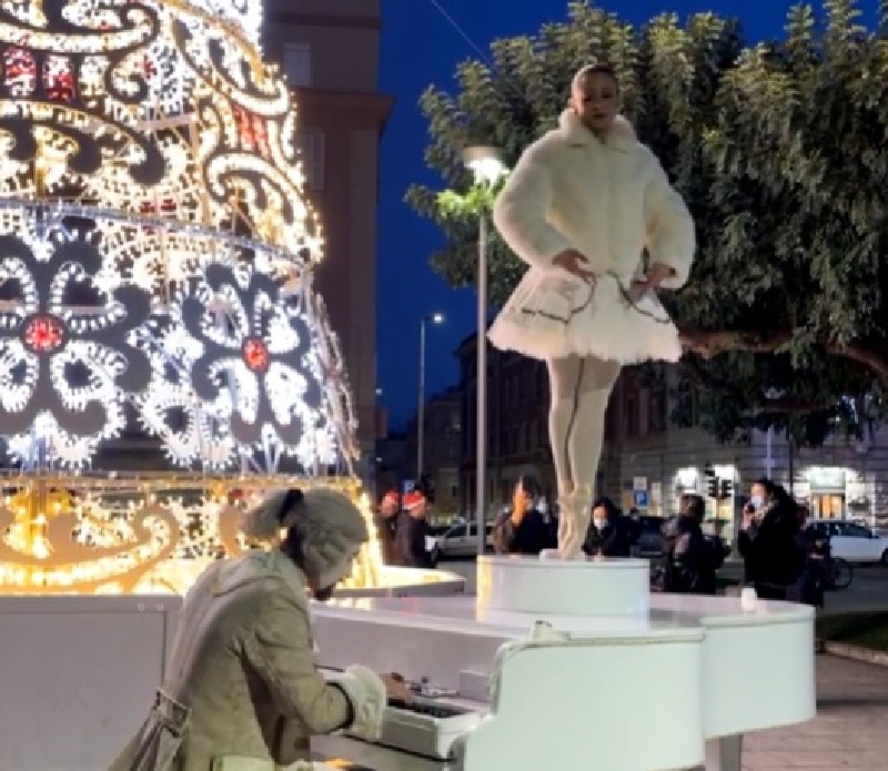 Si accende la magia del Natale a Cagliari, il carillon vivente incanta le vie dello shopping