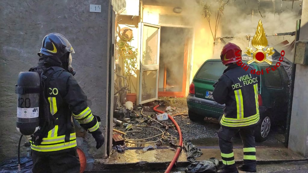 Fuga di gas da una bombola, esplosione e incendio in un appartamento a Sinnai: un ferito