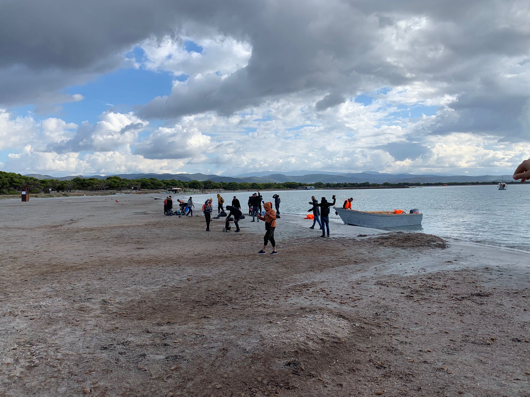 Sbarchi senza fine tra Solanas e Sant’Antioco, 50 migranti algerini arrivati in poche ore