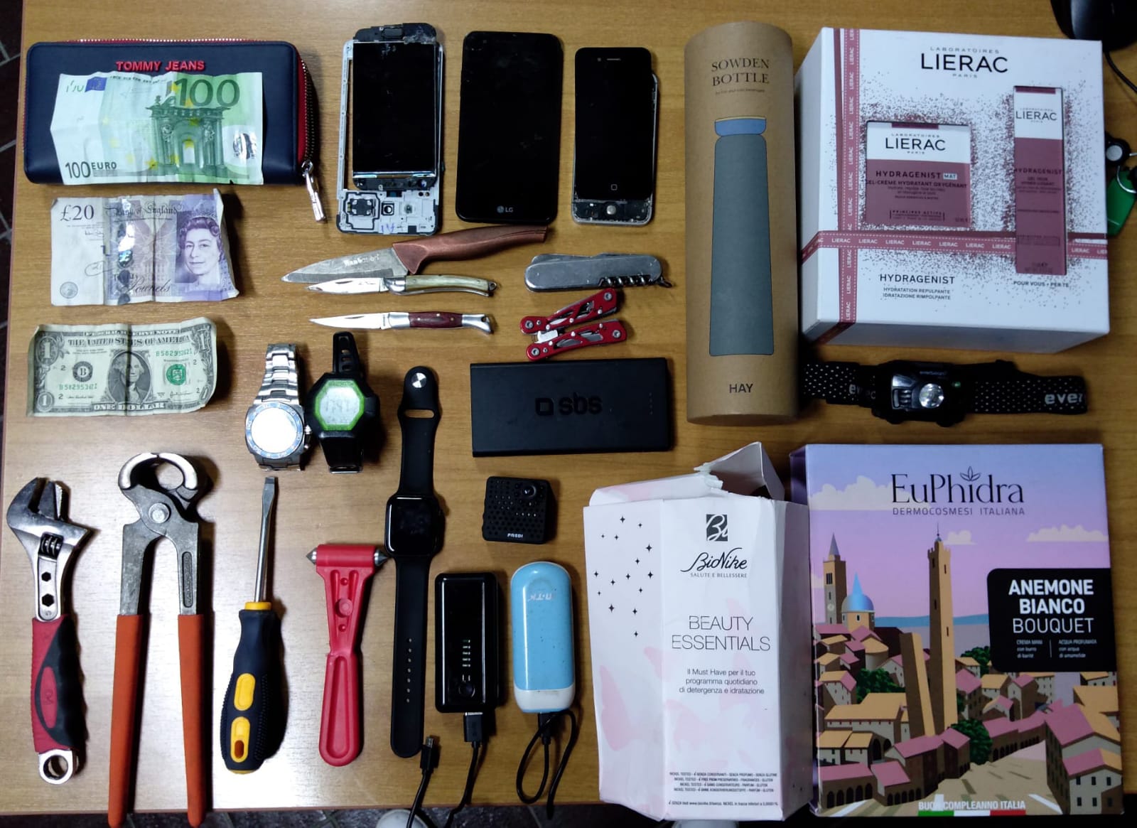 Cagliari, 38enne pregiudicato occupa l’ex circoscrizione di via Abruzzi e nasconde oggetti rubati: denunciato