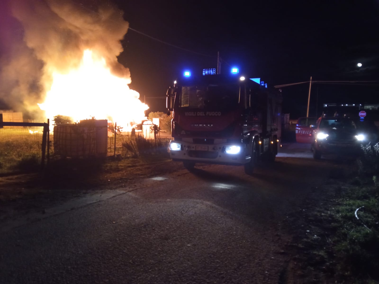 Paura a Monserrato, vasto incendio distrugge un magazzino con bombole: in cenere scooter e auto