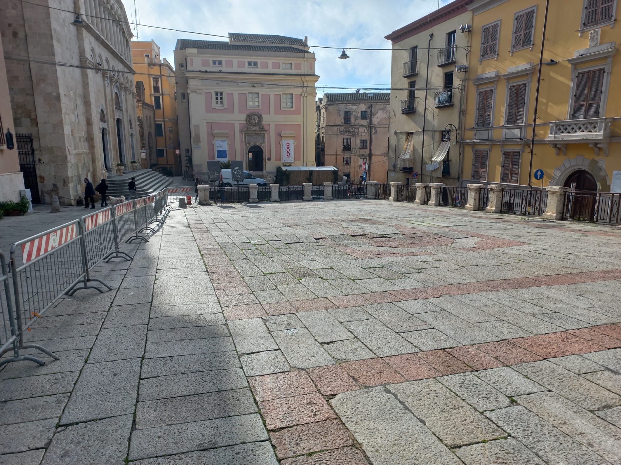 Invasa dalle auto, si spacca la pavimentazione in piazza Palazzo a Cagliari: transenne e disagi