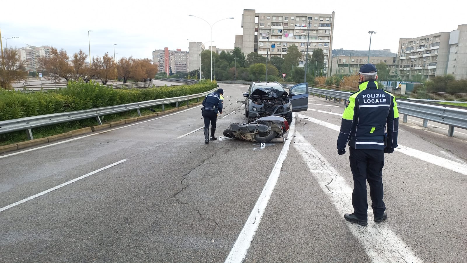 Sangue nelle strade di Cagliari, auto contromano travolge uno scooter a Sant’Elia: morto un centauro