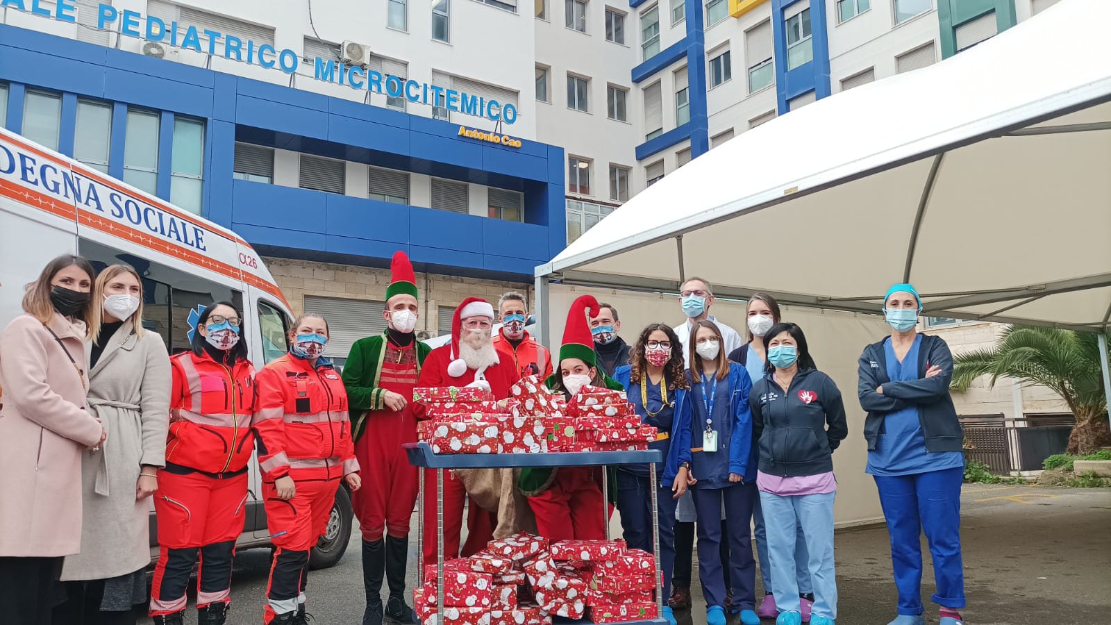 Feste meno tristi per i piccoli pazienti del Microcitemico di Cagliari: “Doni da Babbo Natale e dagli elfi”