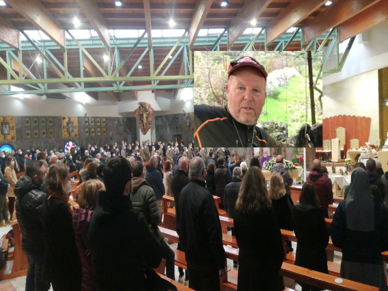 L’addio straziante di Cagliari a Massimo Mastromarino, ucciso da un’auto contromano: “Scordarti sarà impossibile”