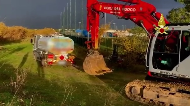 Paura a Cagliari, autocisterna carica di gasolio impantanata in viale Marconi