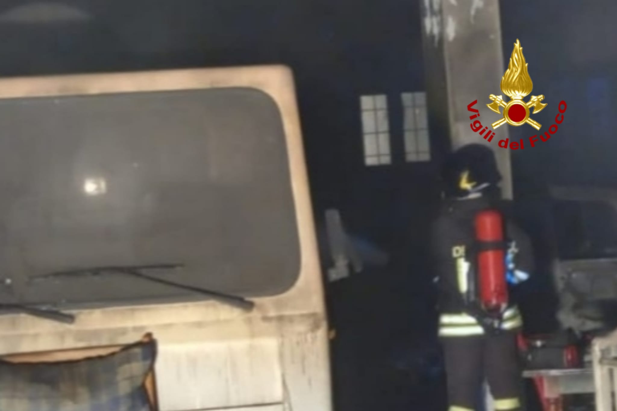 Fiamme a Teulada, un incendio divora un’autorimessa: in cenere auto e attrezzature