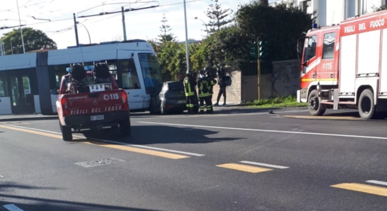 Cagliari, auto si schianta contro la metropolitana in viale Marconi: una donna ferita