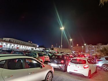 Cagliari, centinaia di auto in trappola al parcheggio della stazione: “Impossibile uscire da qui”
