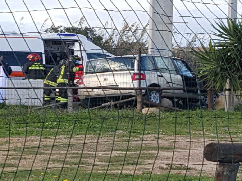 Tragedia in viale Poetto a Quartu, si schianta con l’auto contro un palo e muore