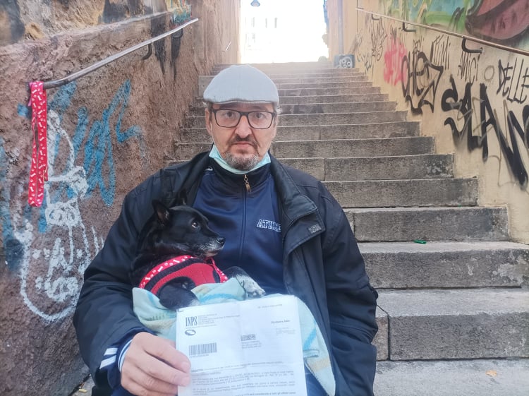 Cagliari, il dramma di Fabrizio: “A 50 anni invalido senza casa e pensione, costretto a chiedere aiuto in via Manno con una gamba ricostruita”