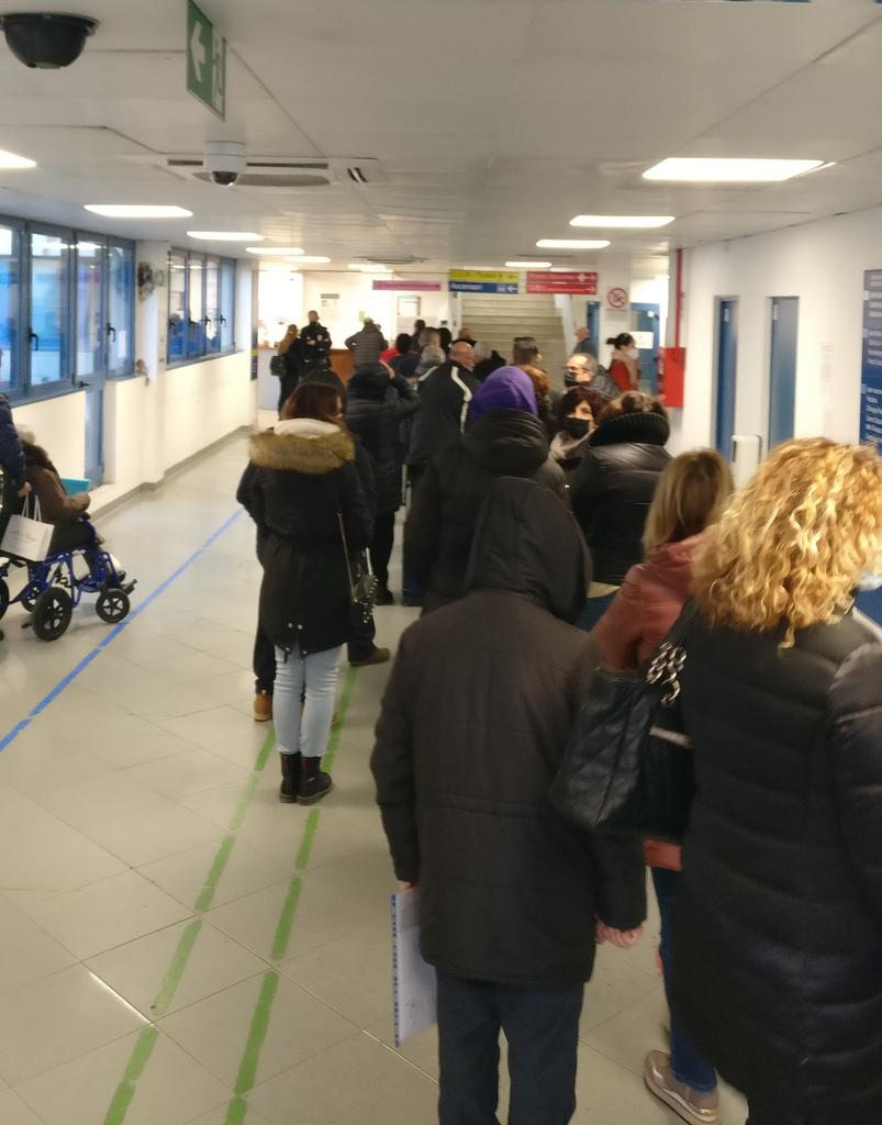 Cagliari, code e disagi per l’ingresso al Brotzu: “Mio figlio disabile ha rinunciato alla visita”