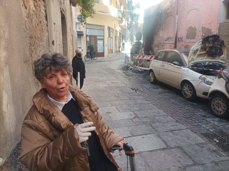 “La mia auto distrutta dal fuoco a Cagliari, sono invalida: alla Marina servono più controlli anche di notte”