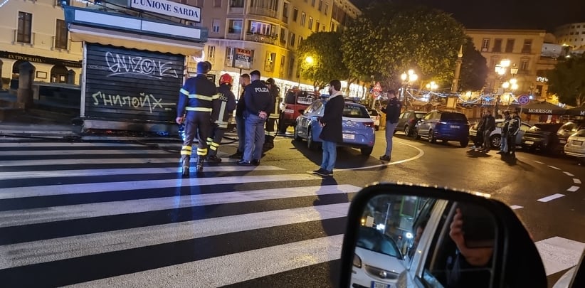 Baby gang dei petardi scatenate a Cagliari, edicola in fiamme in piazza Yenne: “Ora chi mi paga i danni?”